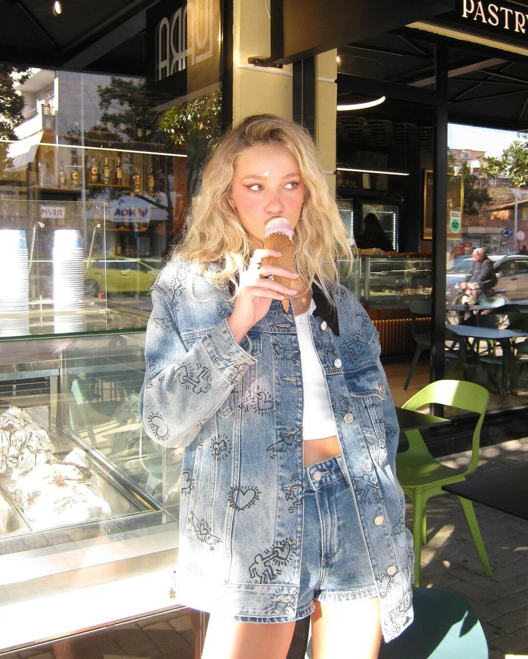 Ăn gian chiều cao với quần jeans lưng cao hoặc phối quần cạp trễ với áo hai dây croptop.