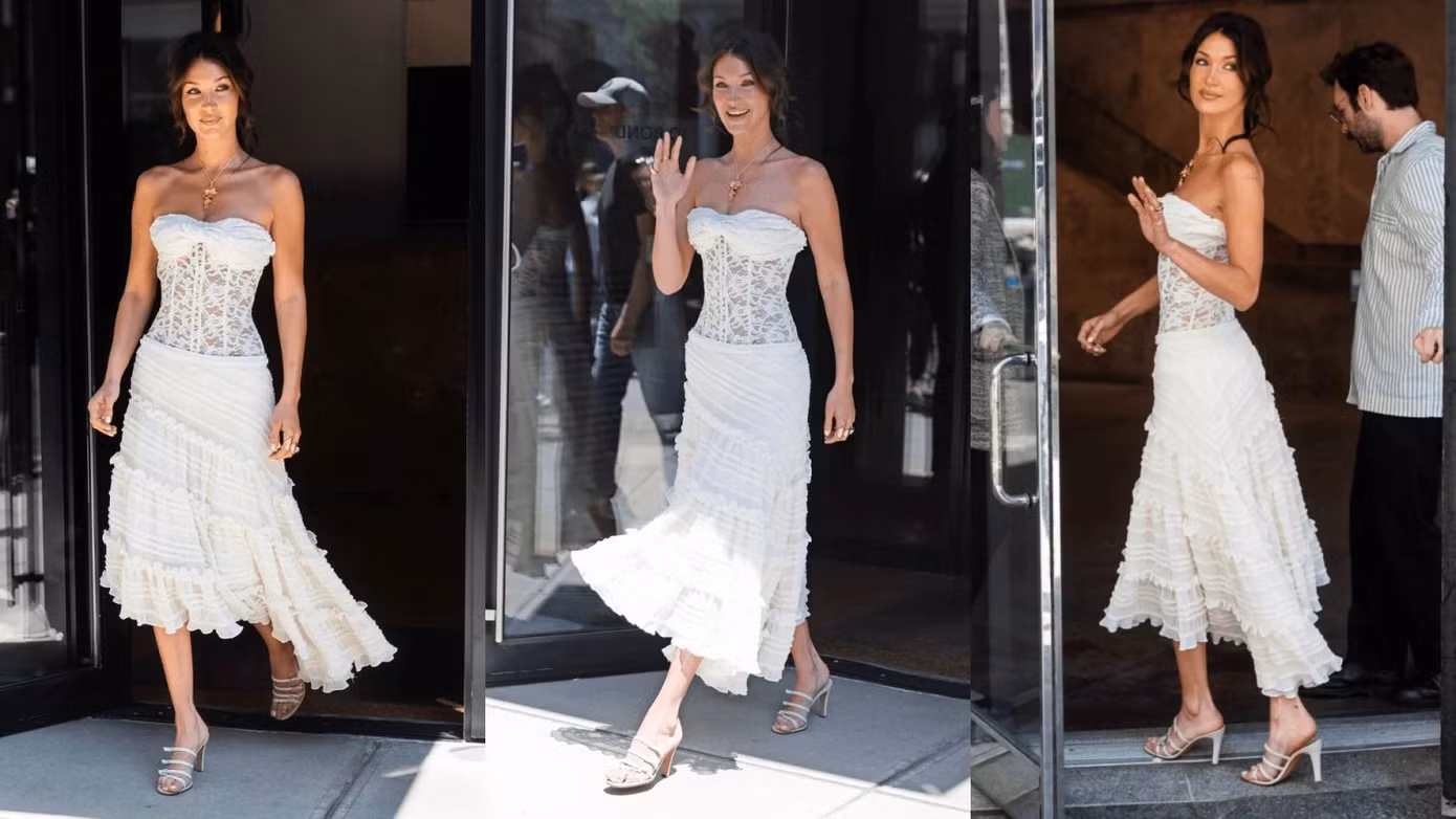 Hadid kết hợp chiếc váy với đôi sandal cao gót quai ngang màu trắng vintage của Chanel.
