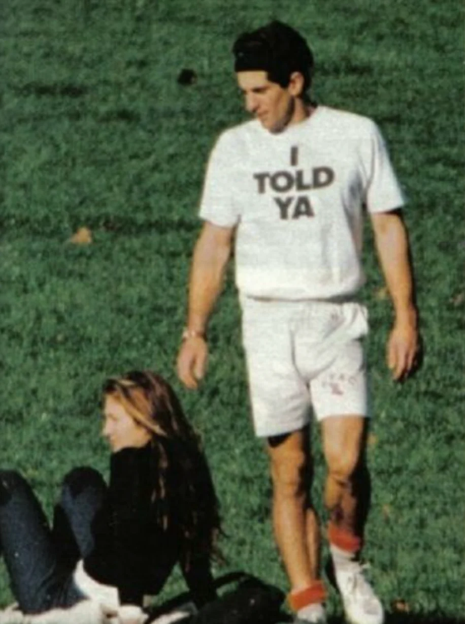 Chiếc áo gợi nhớ đến tủ quần áo mang phong cách thể thao của John Kennedy Jr.