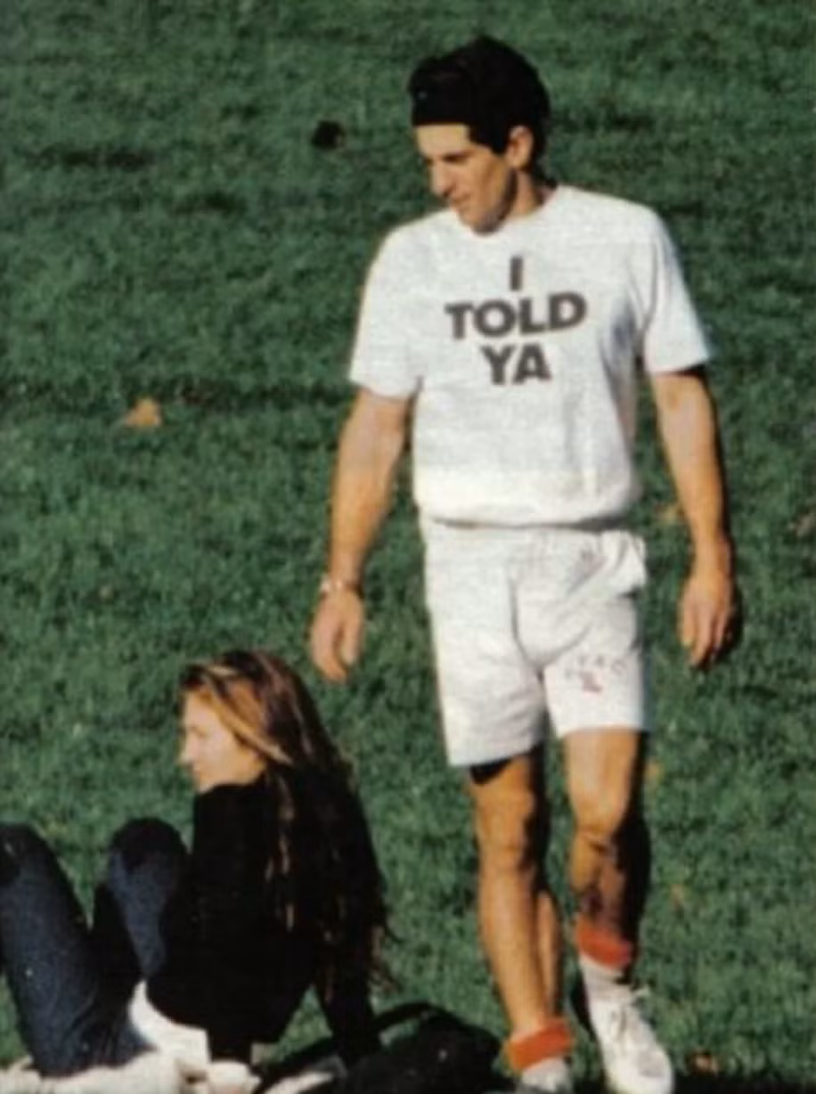 Chiếc áo gợi nhớ đến tủ quần áo mang phong cách thể thao của John Kennedy Jr.