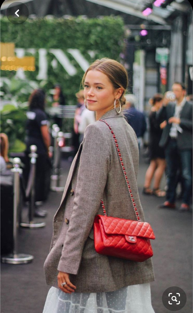 Túi xách màu nổi là những phụ kiện giúp tạo thêm điểm nhấn hấp dẫn cho trang phục casual.