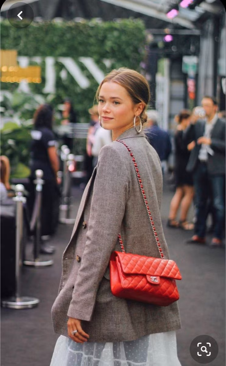 Túi xách màu nổi là những phụ kiện giúp tạo thêm điểm nhấn hấp dẫn cho trang phục casual.