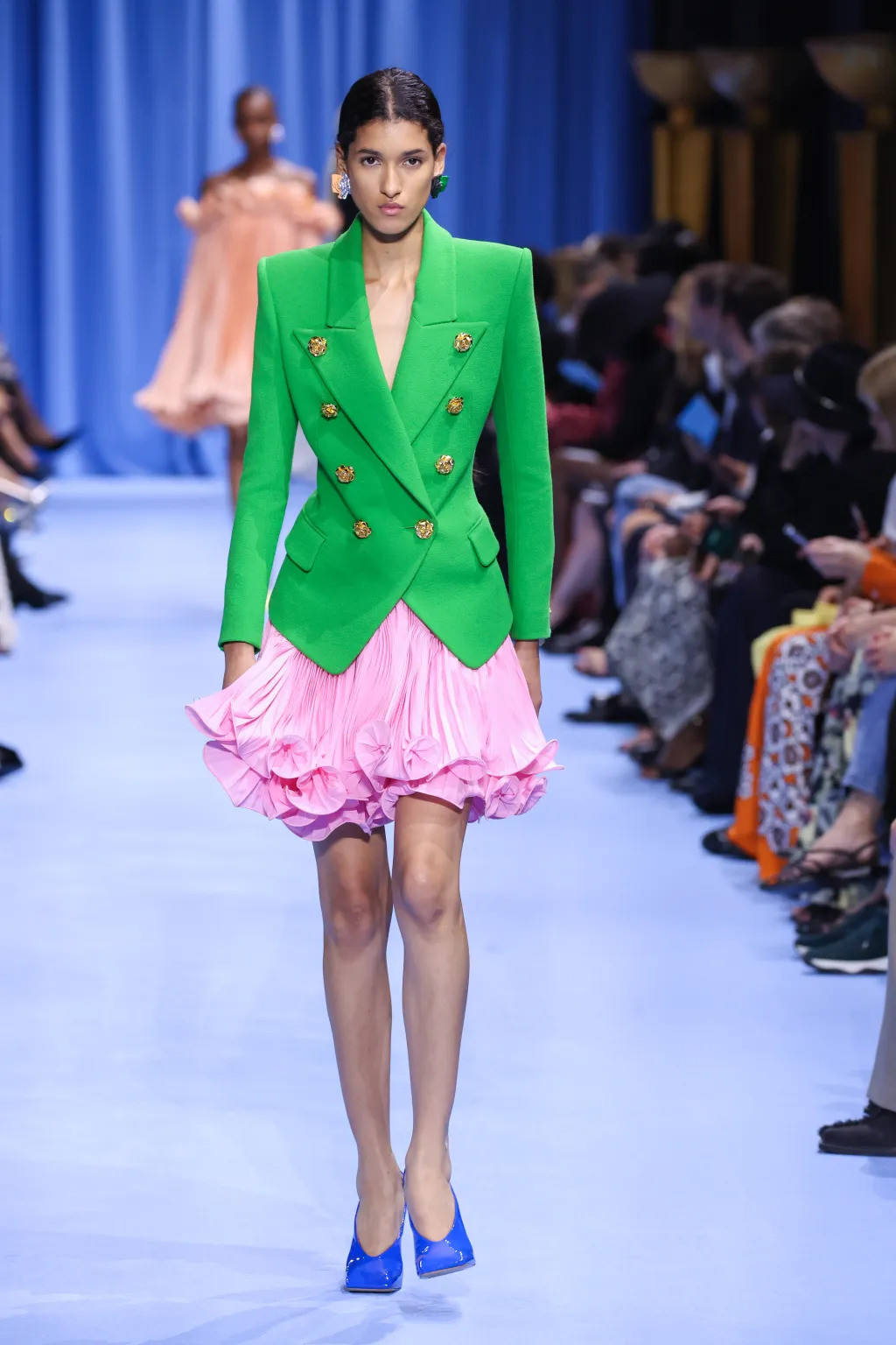 Màu xanh lá cây rực rỡ hơn, xuất hiện trong thiết kế Balmain phối cùng chân váy màu hồng.