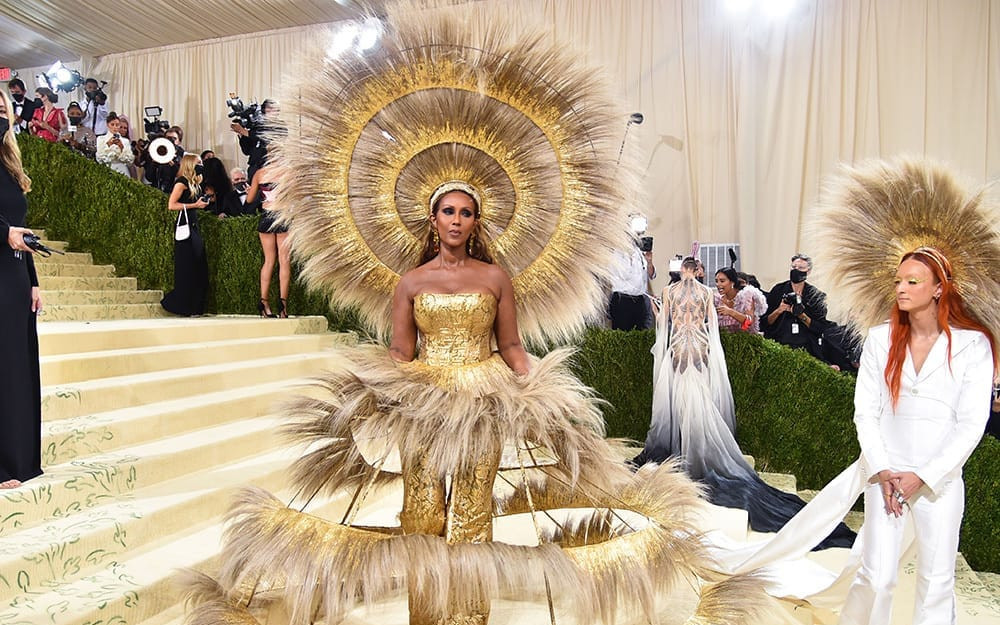 Nhiều thương hiệu chấp nhận việc chỉ có một phiên bản duy nhất, cần lưu giữ trưng bày và chỉ cho các tên tuổi ngôi sao lớn mượn để mặc lại tại các sự kiện quảng bá văn hóa. Trong khi, một số thương hiệu sẽ làm lại bộ sưu tập và phân phối cho các cửa hàng để kinh doanh.