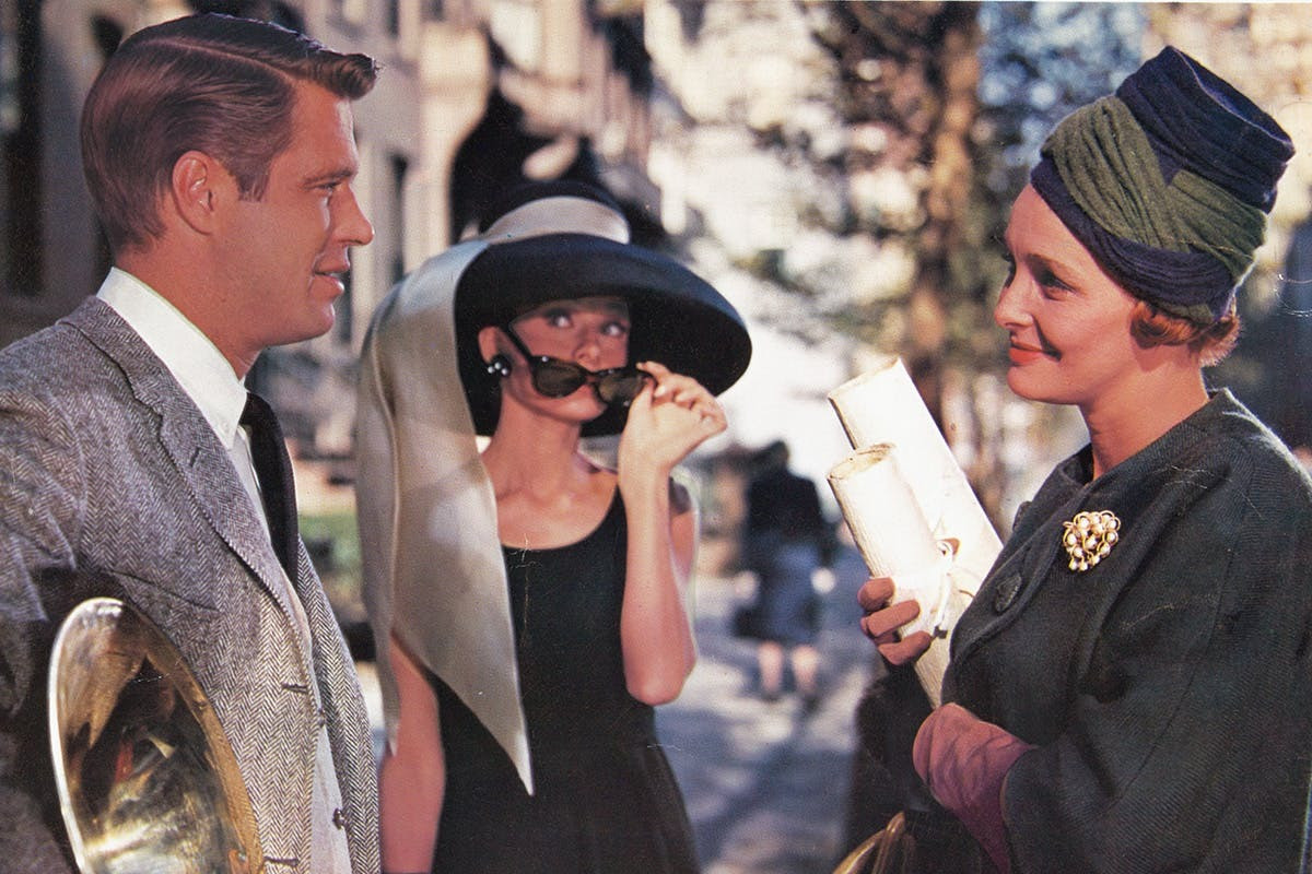 Thế giới thời trang bị mê hoặc bởi trang phục của Edith Head lựa chọn cho các nữ thần điện ảnh như Elizabeth Taylor, Audrey Hepburn và Grace Kelly. Thế giới thời trang bị mê hoặc bởi trang phục của Edith Head lựa chọn cho các nữ thần điện ảnh như Elizabeth Taylor, Audrey Hepburn và Grace Kelly.