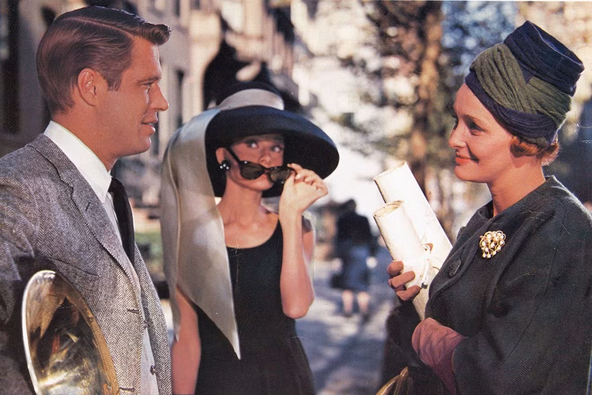 Thế giới thời trang bị mê hoặc bởi trang phục của Edith Head lựa chọn cho các nữ thần điện ảnh như Elizabeth Taylor, Audrey Hepburn và Grace Kelly.