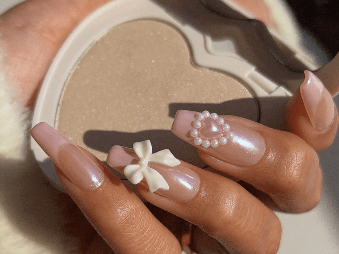 Những chi tiết hình nơ 3D nổi bật khi kết hợp với ngọc trai óng ánh sẽ làm tăng độ sang trọng và mộng mơ.