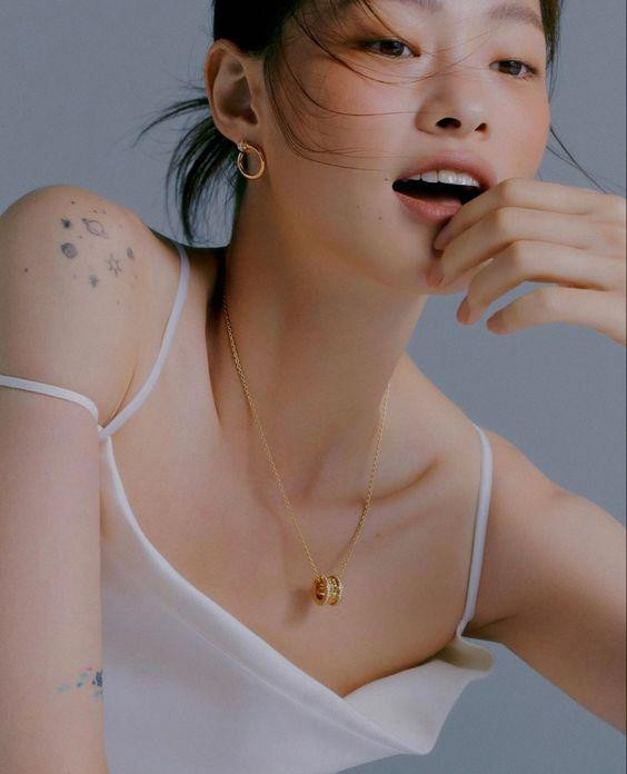 Điều quan trọng cần nhớ là rửa mặt trước và sau khi tập thể dục để lớp trang điểm, bụi bẩn và vi khuẩn không bị mắc kẹt trong lỗ chân lông. Điều quan trọng cần nhớ là rửa mặt trước và sau khi tập thể dục để lớp trang điểm, bụi bẩn và vi khuẩn không bị mắc kẹt trong lỗ chân lông.