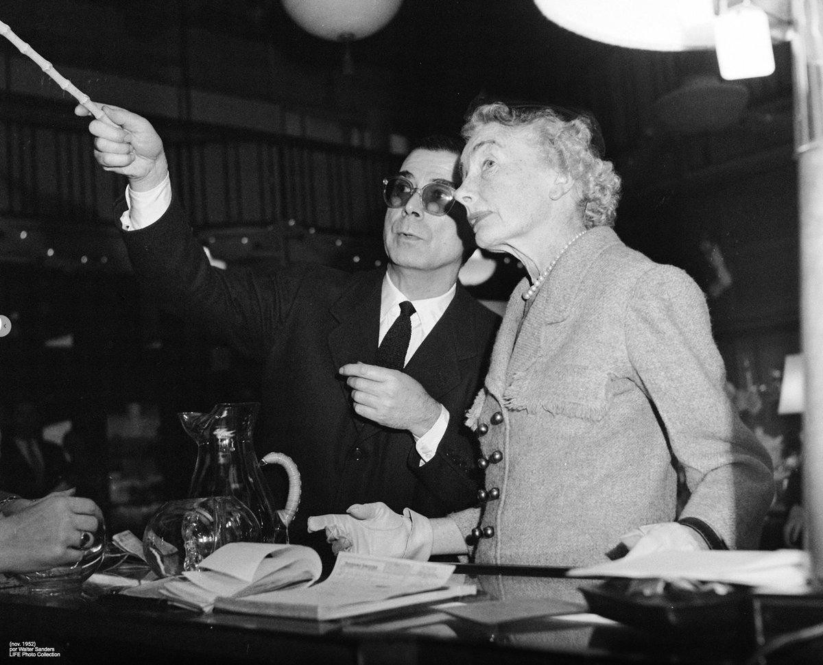 Cả hai đều là những nhà thiết kế thời trang nổi tiếng trong cùng thời đại Haute Couture, nhưng họ có những triết lý thiết kế và thẩm mỹ đối lập nhau.