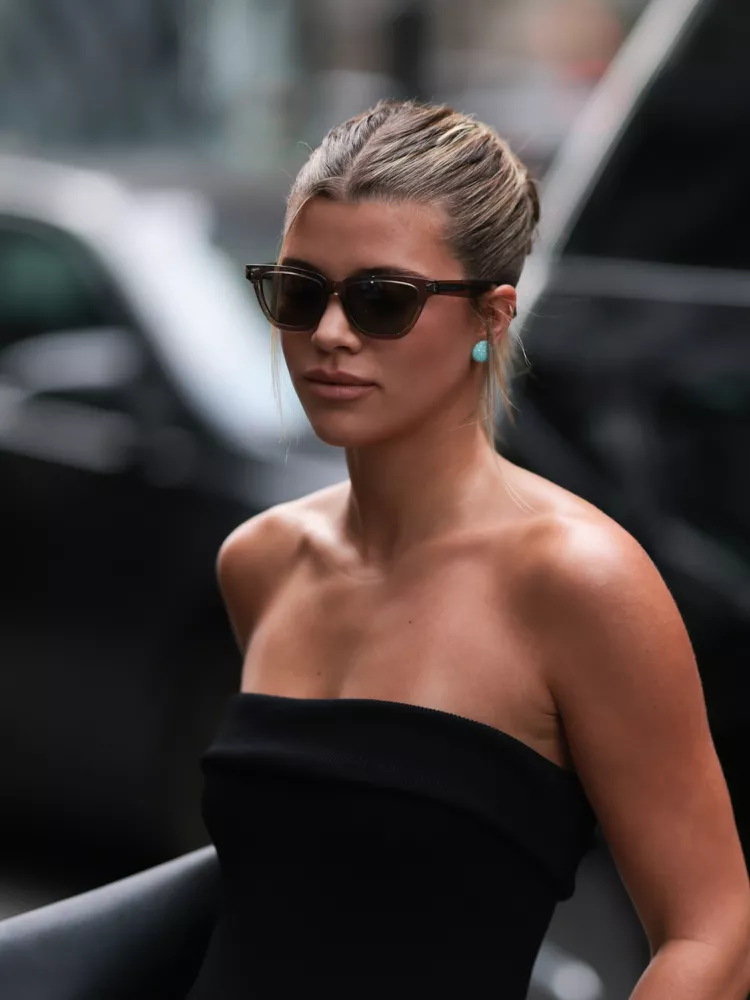 Sofia Richie Grainge thường xuyên diện dáng kính mắt mèo hiện đại này khi ra ngoài. Sofia Richie Grainge thường xuyên diện dáng kính mắt mèo hiện đại này khi ra ngoài.