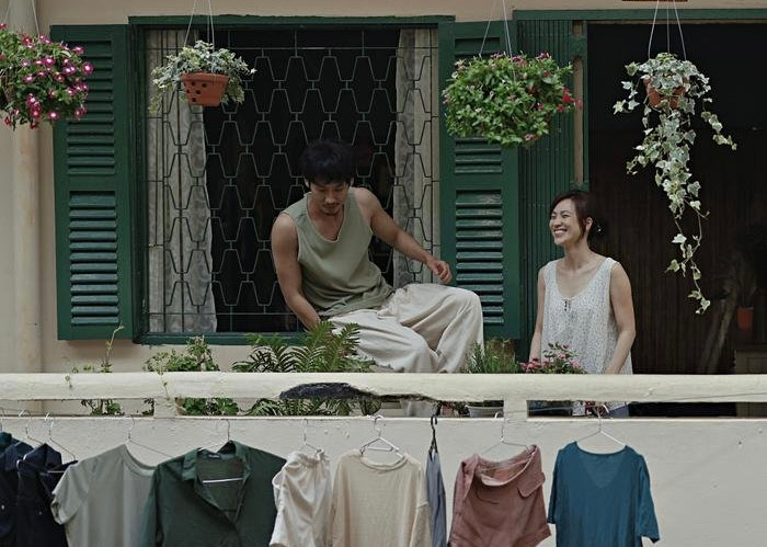 Sự lãng mạn của chuyện tình yêu giả tưởng lại được diễn ra ở những địa điểm, phong cảnh thực tế và quen thuộc, cùng thời tiết và âm nhạc hoàn hảo.