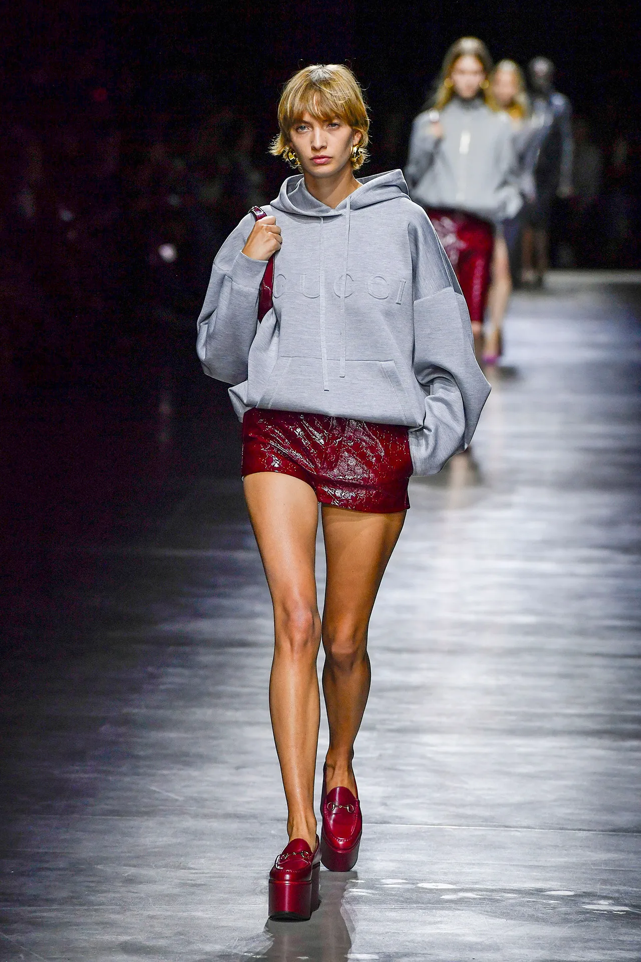 Gucci khiến dân tình mê mẩn với chiếc áo hoodie xám basic.