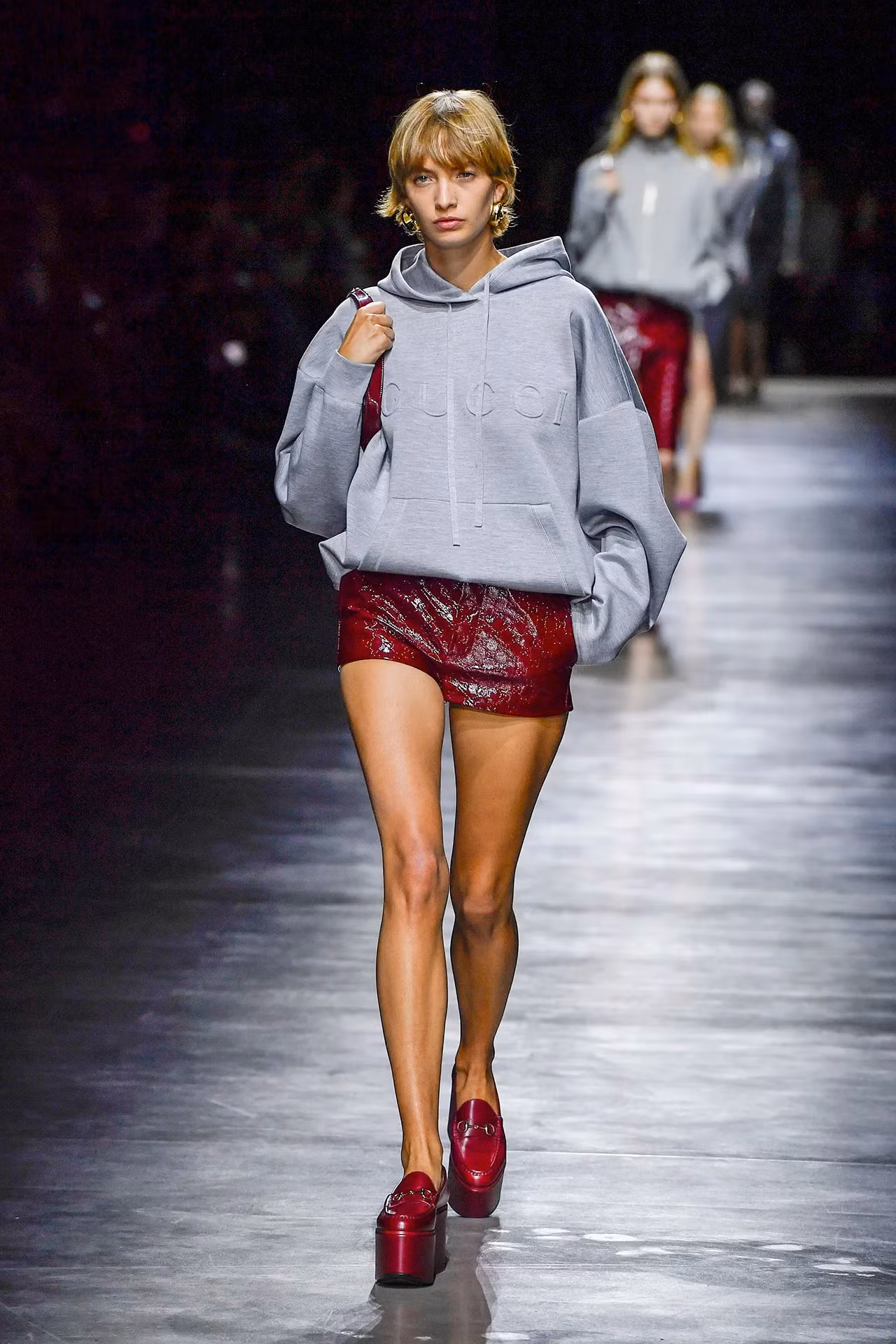 Gucci khiến dân tình mê mẩn với chiếc áo hoodie xám basic. Gucci khiến dân tình mê mẩn với chiếc áo hoodie xám basic.
