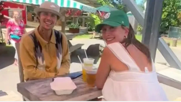 Hailey Bieber diện trang phục rộng thùng thình, lộ dấu hiệu tăng cân khi đang mang thai.