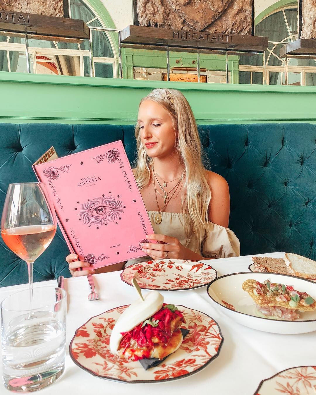 Nhà hàng Gucci Osteria hợp tác với đầu bếp nổi tiếng người Ý - Massimo Bottura. Nhà hàng Gucci Osteria hợp tác với đầu bếp nổi tiếng người Ý - Massimo Bottura.