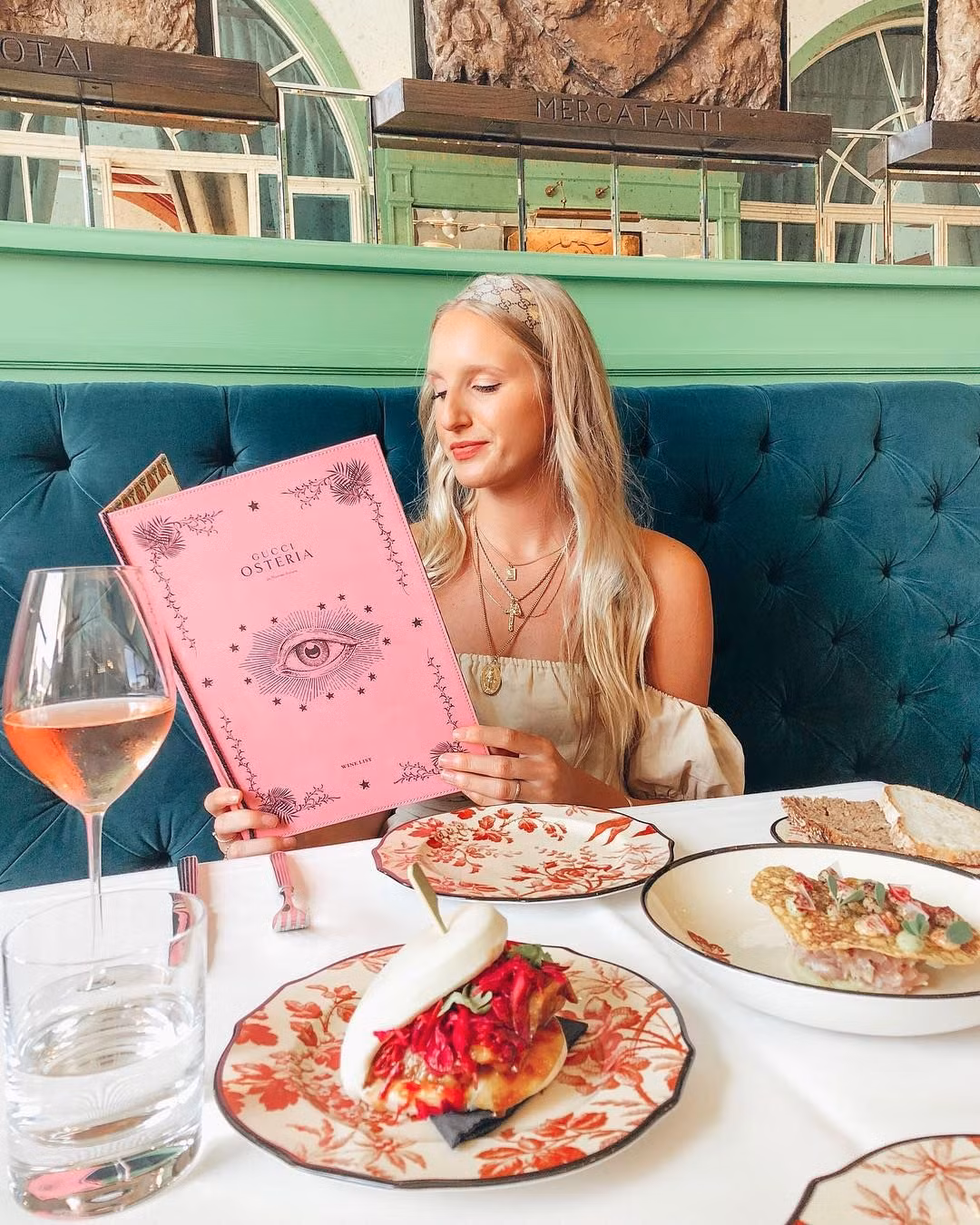 Nhà hàng Gucci Osteria hợp tác với đầu bếp nổi tiếng người Ý - Massimo Bottura. Nhà hàng Gucci Osteria hợp tác với đầu bếp nổi tiếng người Ý - Massimo Bottura.