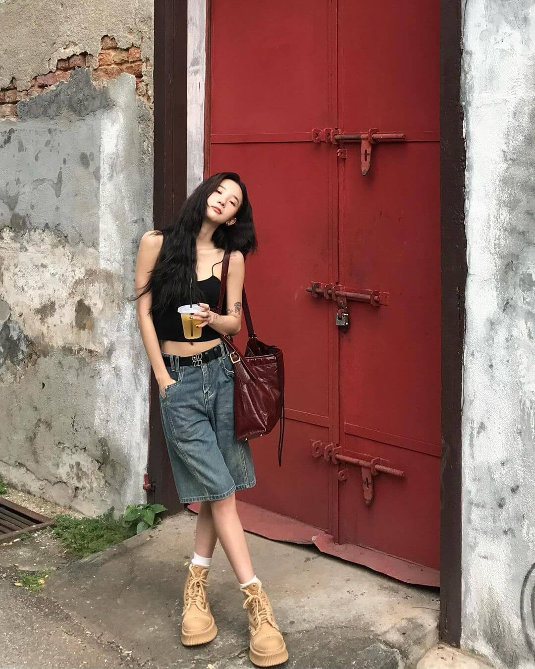 Phối cùng áo hai dây sẽ làm tăng thêm sự năng động và tinh thần phóng khoáng.