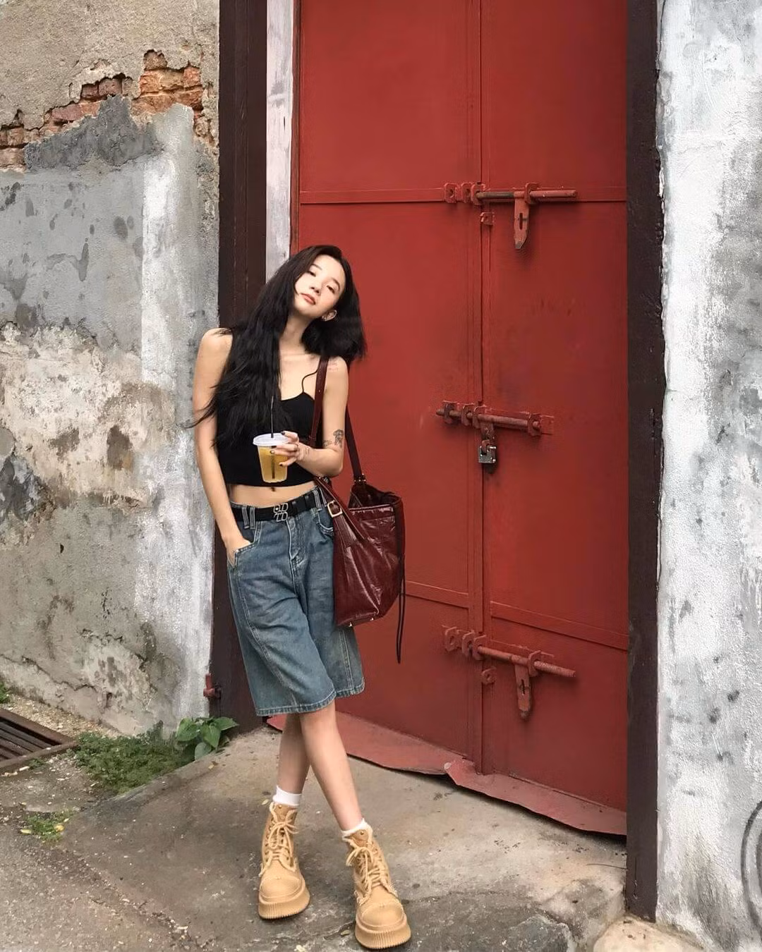 Phối cùng áo hai dây sẽ làm tăng thêm sự năng động và tinh thần phóng khoáng.