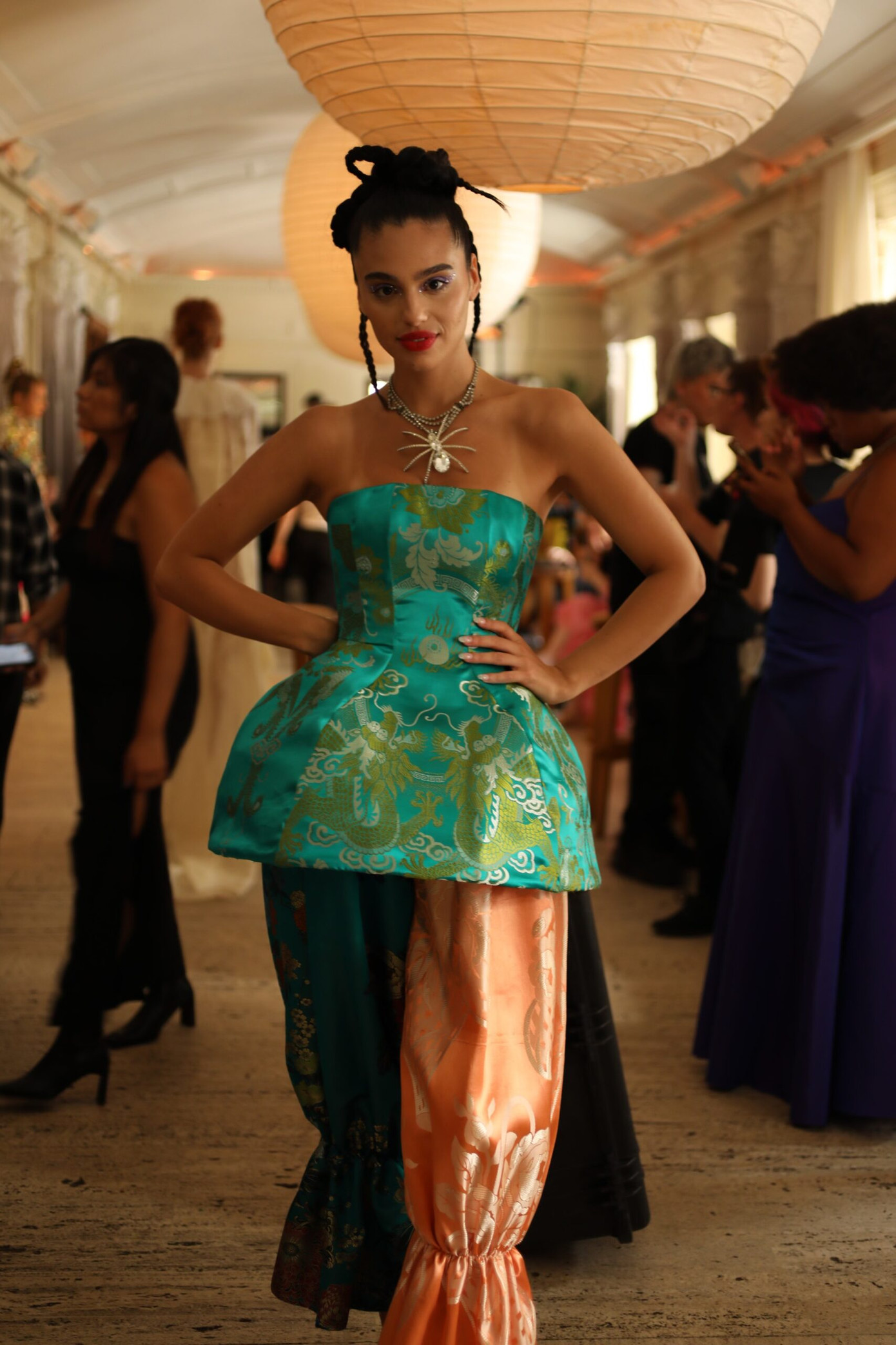 Thời trang luôn yêu thích những hình dáng lập dị, ngoạn mục nhưng tính phù hợp và khả năng mặc được vẫn cần được ưu tiên trong bối cảnh hiện tại.