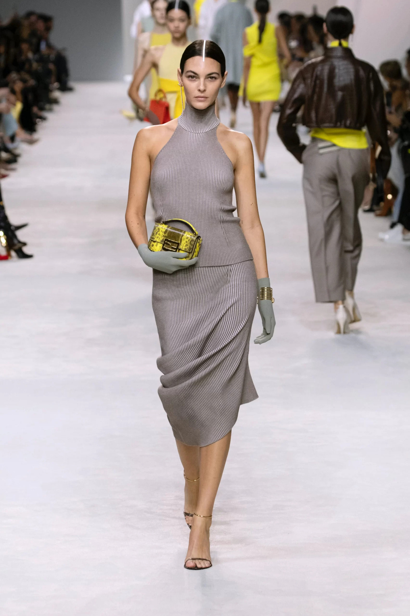 Fendi khiến sắc xám trở nên trang trọng hơn với thiết kế chiếc váy midi cổ lọ.