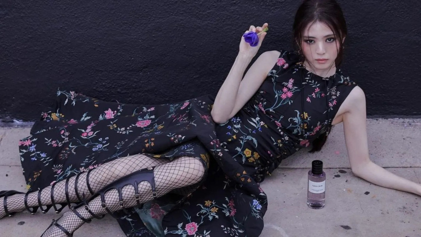 Với tư cách là gương mặt đại diện cho thương hiệu cao cấp, Han So Hee tham gia vào nhiều chiến dịch và sự kiện quảng cáo của hãng.