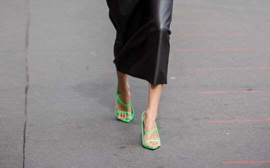 Giày sáng màu luôn khiến tổng thể trông nổi bật và thời trang hơn.