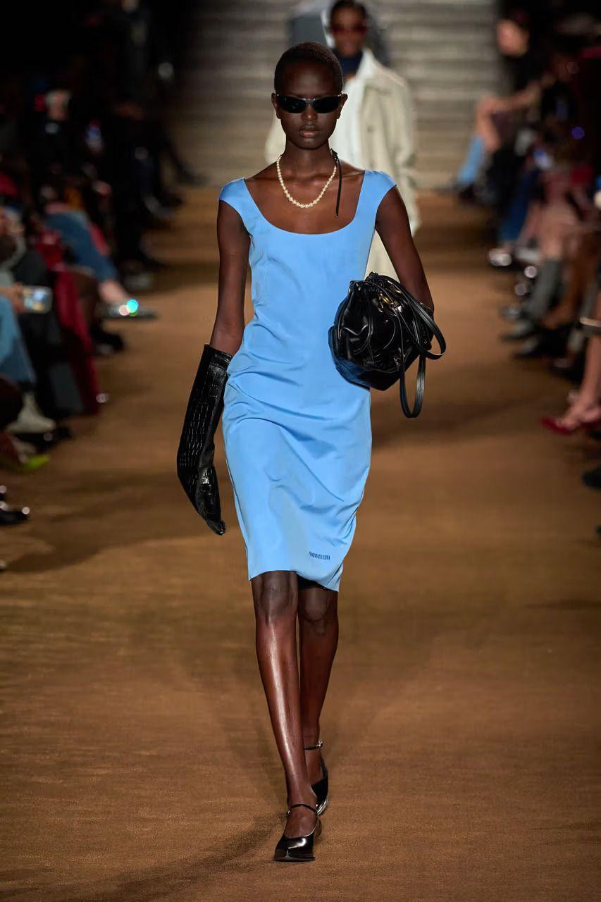 Túi satchel trên sàn diễn Miu Miu FW24.