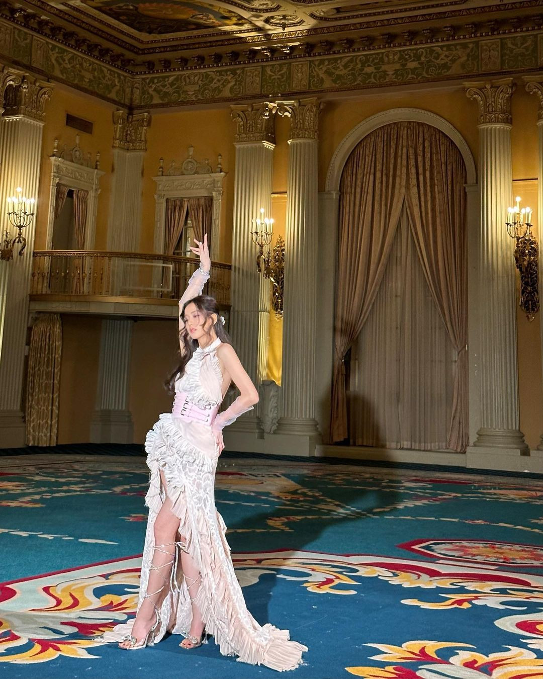 Chiếc đầm Haleia xuất sắc trong MV Flower của Jisoo. Đây là khoảnh khắc được giới thời trang đánh giá là điểm nhấn ấn tượng của MV. Chiếc đầm Haleia xuất sắc trong MV Flower của Jisoo. Đây là khoảnh khắc được giới thời trang đánh giá là điểm nhấn ấn tượng của MV.