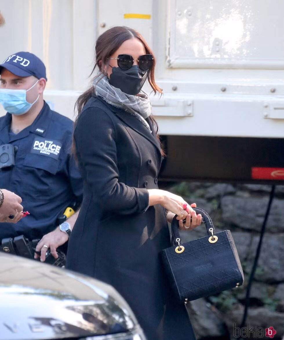 Meghan sử dụng chiếc túi này nhằm tôn vinh nguồn gốc Hoàng gia của chồng và các con cô? Meghan sử dụng chiếc túi này nhằm tôn vinh nguồn gốc Hoàng gia của chồng và các con cô?