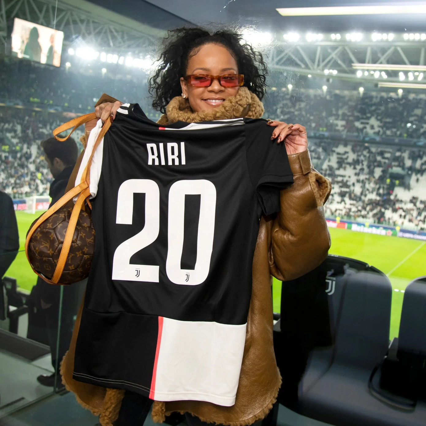 Rihanna được vây quanh bởi ống kính truyền thông khi đeo chiếc Louis Vuitton Soccer Ball Bag có bản in monogram đặc trưng, phần dây đeo vai bằng da và phần thân túi căng phồng, trông hệt như một quả bóng thực thụ.