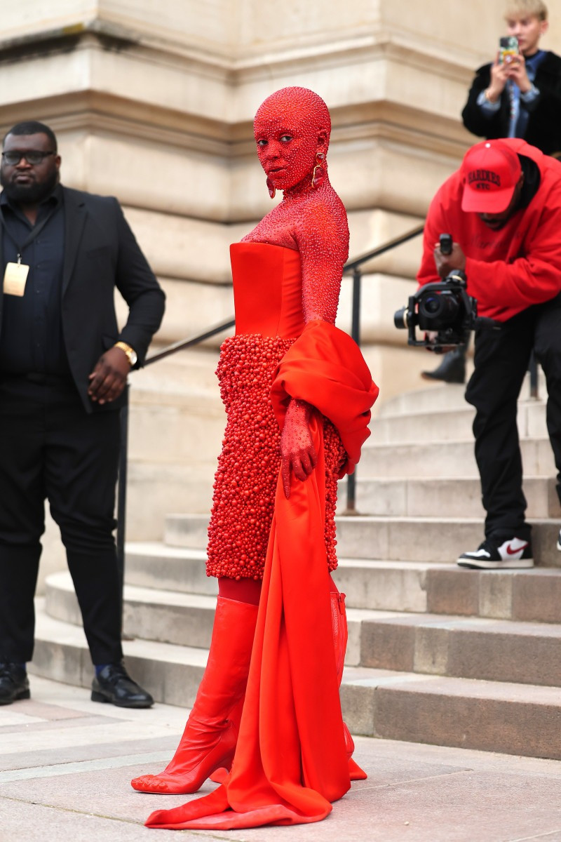 Doja khuấy động làng mốt với bộ đồ màu đỏ đến từ nhà mốt Schiaparelli.