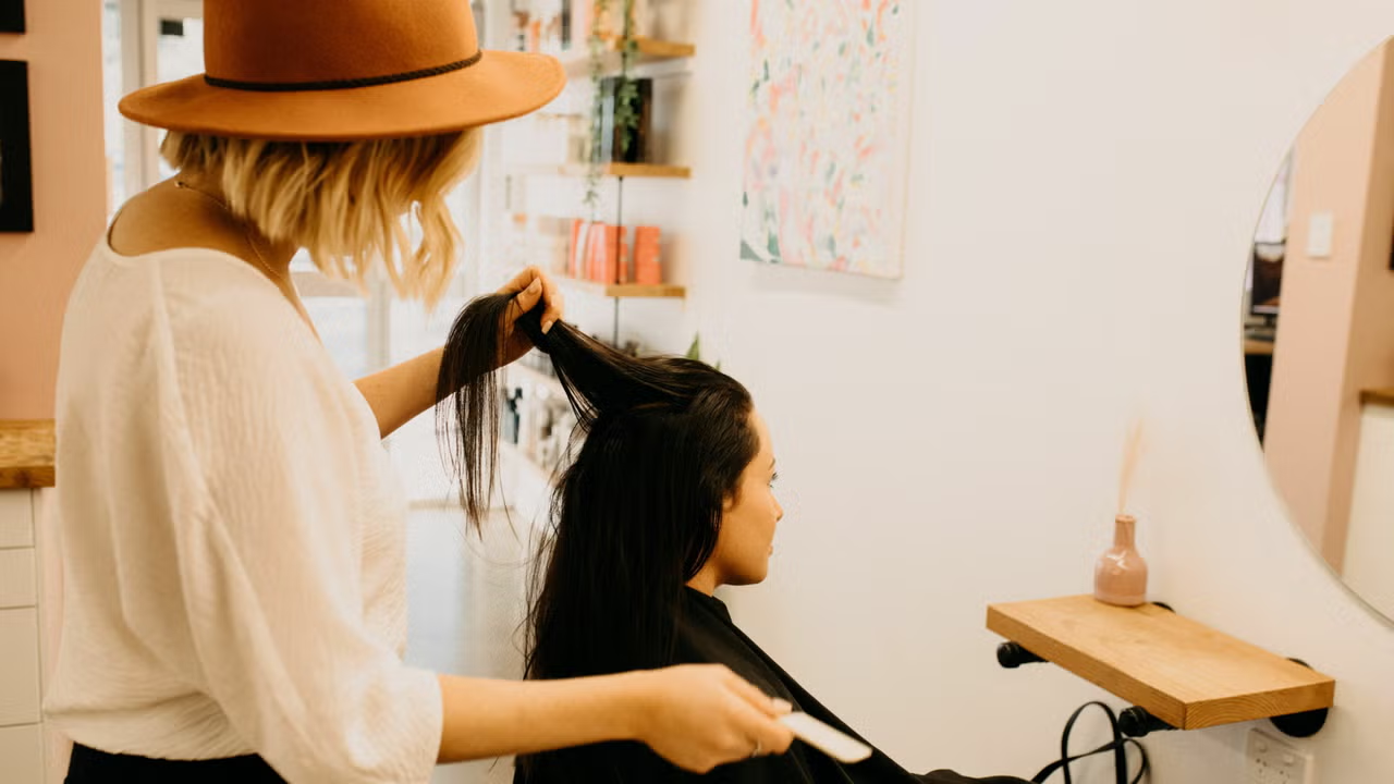 Một kiểu tóc đối với bạn là đẹp nhưng chưa chắc đã hợp với gương mặt và làn da của bạn. Một kiểu tóc đối với bạn là đẹp nhưng chưa chắc đã hợp với gương mặt và làn da của bạn.