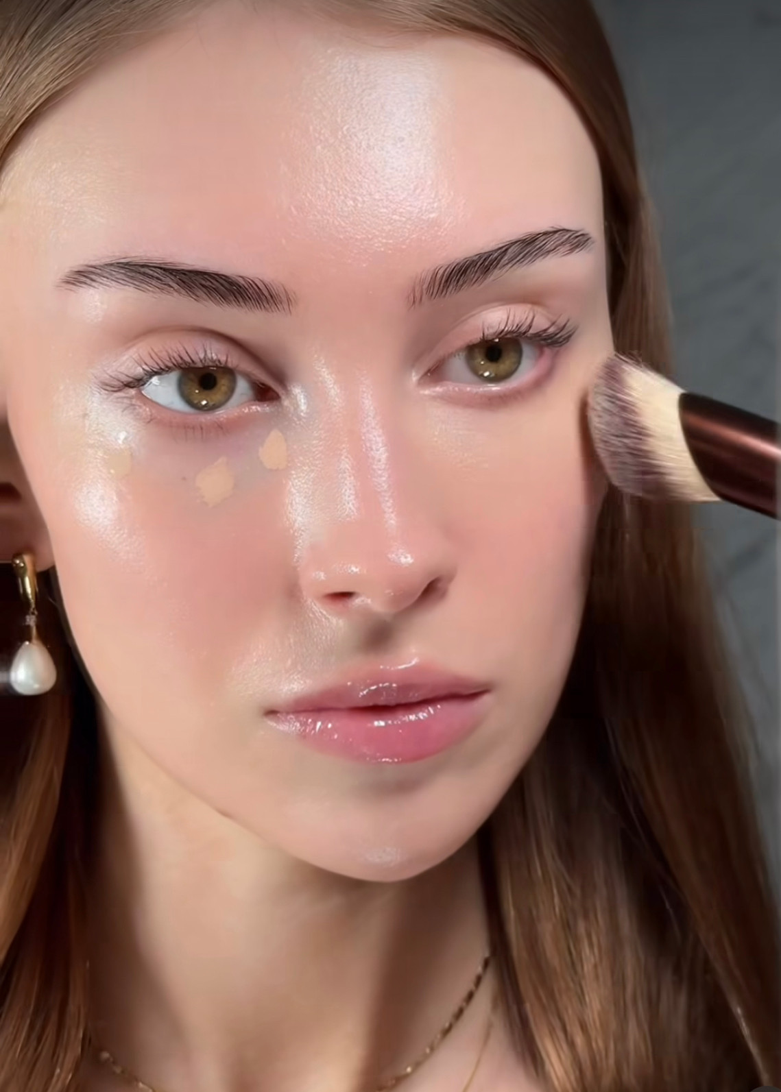 Làn da ngọc trai ít độ bóng nhưng cần có sự lấp lánh đặc trưng, nên các sản phẩm dạng kem sẽ giúp tổng thể hòa quyện vào nhau. Làn da ngọc trai ít độ bóng nhưng cần có sự lấp lánh đặc trưng, nên các sản phẩm dạng kem sẽ giúp tổng thể hòa quyện vào nhau.