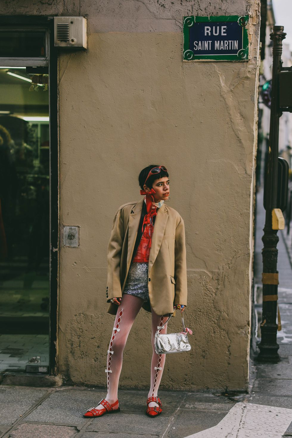 Hưởng ứng trào lưu coquette và tất lưới.