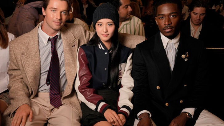 Tommy Hilfiger đã đạt được hiệu quả truyền thông hết sức ấn tượng nhờ vào sự hiện diện của các ngôi sao châu Á top đầu như Jisoo (BLACKPINK) và Felix (Stray Kids). Tommy Hilfiger đã đạt được hiệu quả truyền thông hết sức ấn tượng nhờ vào sự hiện diện của các ngôi sao châu Á top đầu như Jisoo (BLACKPINK) và Felix (Stray Kids).