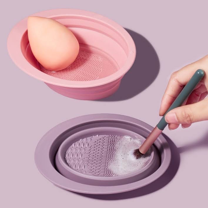 Rửa sạch cọ đơn giản bằng cách lắc cọ nhẹ nhàng trong xà phòng và nước ấm. Rửa sạch cọ đơn giản bằng cách lắc cọ nhẹ nhàng trong xà phòng và nước ấm.