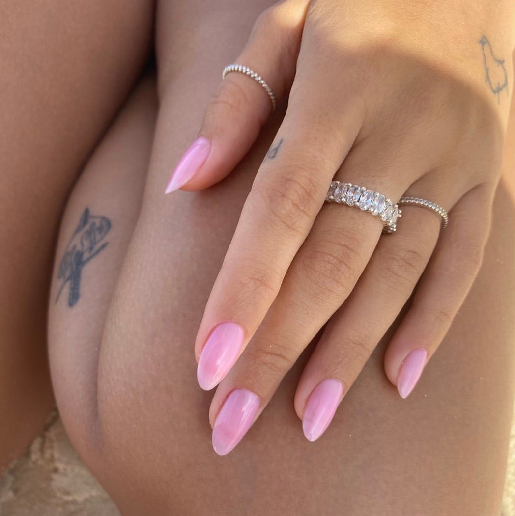 Kiểu móng hạt hạnh nhân bubblegum theo chủ nghĩa tối giản.