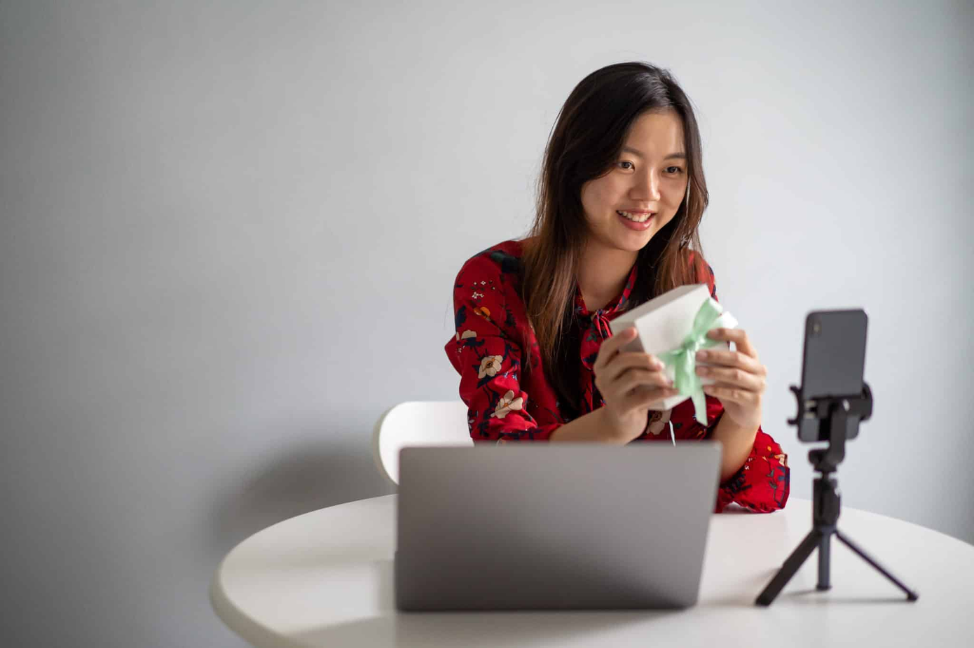 Gen Z thường xem xét yếu tố giá cả và trải nghiệm của những người mua trước, để tìm kiếm sự an tâm trước khi quyết định bấm mua hàng.