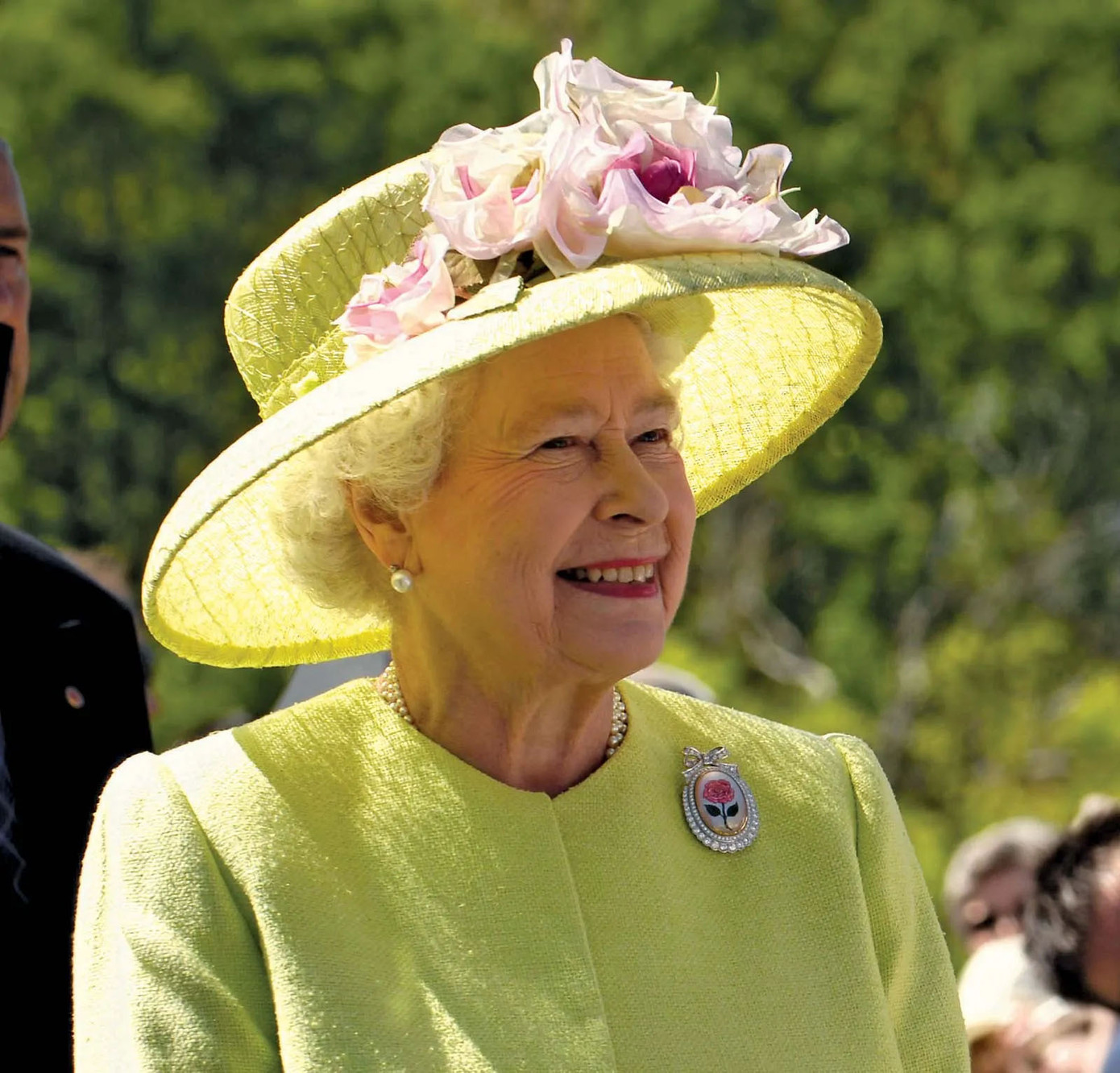 Nữ hoàng Anh Elizabeth II sở hữu bộ sưu tập ghim cài áo khổng lồ.