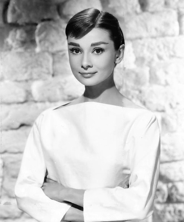 Audrey Hepburn ưa chuộng những chiếc váy có cổ thuyền thanh lịch. Audrey Hepburn ưa chuộng những chiếc váy có cổ thuyền thanh lịch.
