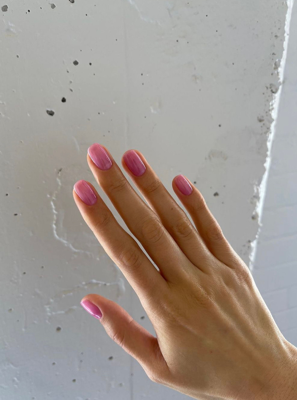 Bộ nail bubblegum cực kì đơn giản có độ ngắn vừa và được bo tròn.
