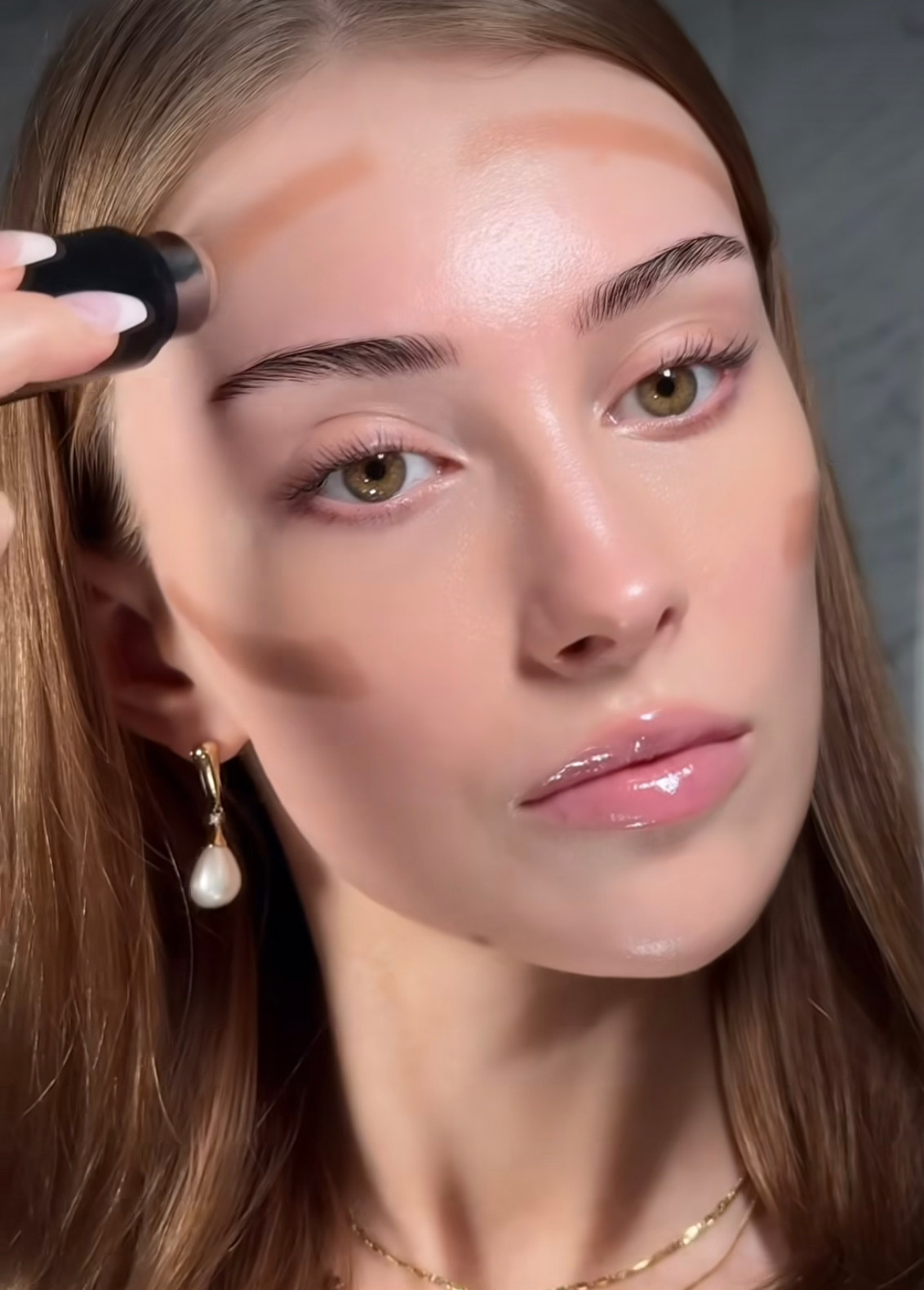 Dùng một chút phấn tối màu và phấn má để tạo sự rạng rỡ tự nhiên. Dùng một chút phấn tối màu và phấn má để tạo sự rạng rỡ tự nhiên.