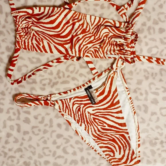 Không chỉ có da báo, Kendall Jenner tạo cơ hội lên ngôi cho những thiết kế có họa tiết sọc đỏ trắng trên da ngựa vằn.