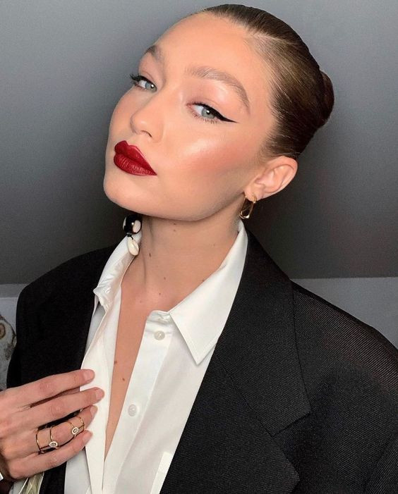 Trước khi tô son, hãy kẻ viền môi bằng chì có màu hơi nhạt hơn. Trước khi tô son, hãy kẻ viền môi bằng chì có màu hơi nhạt hơn.