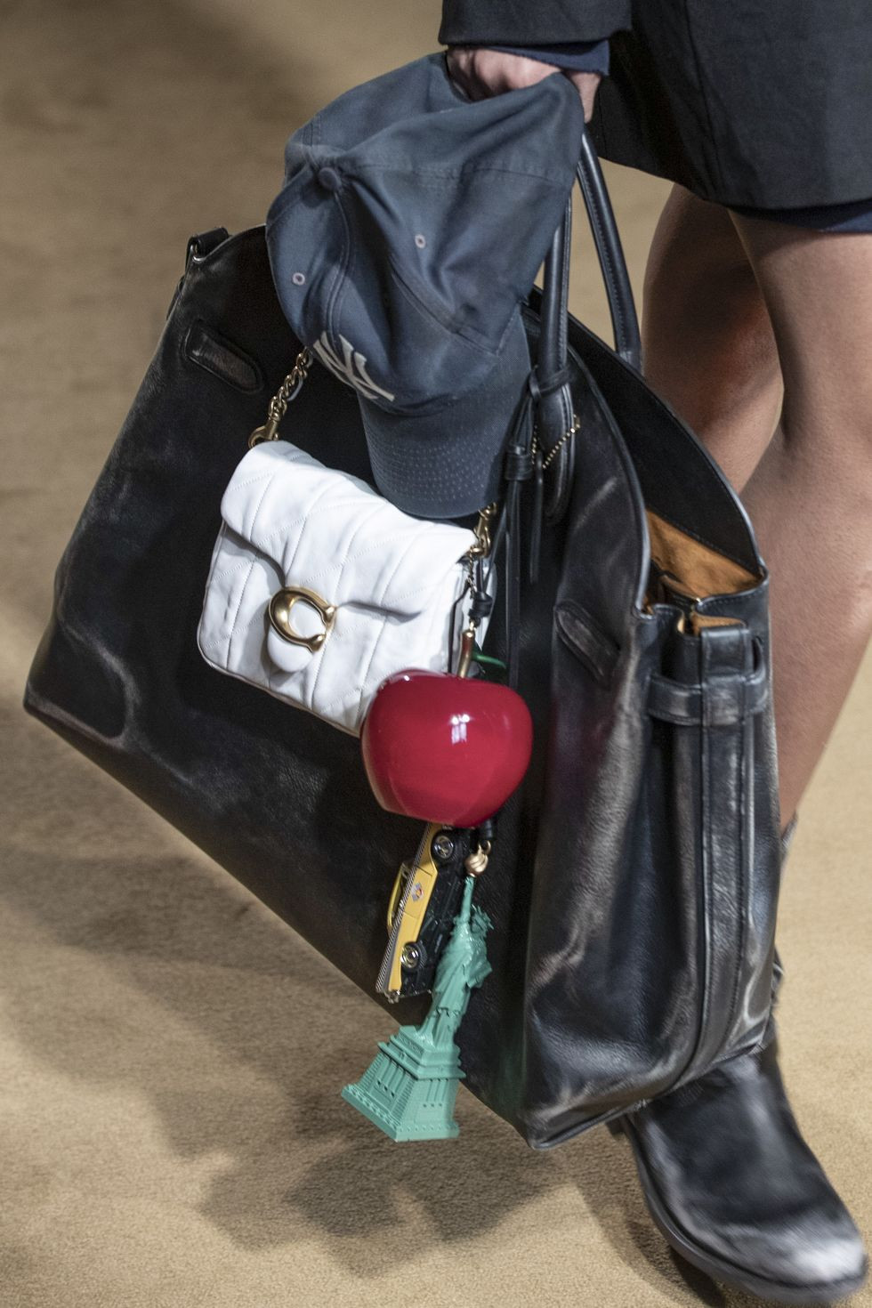 Những chiếc túi này mang ý nghĩa xóa bỏ sự cứng nhắc, rập khuôn.