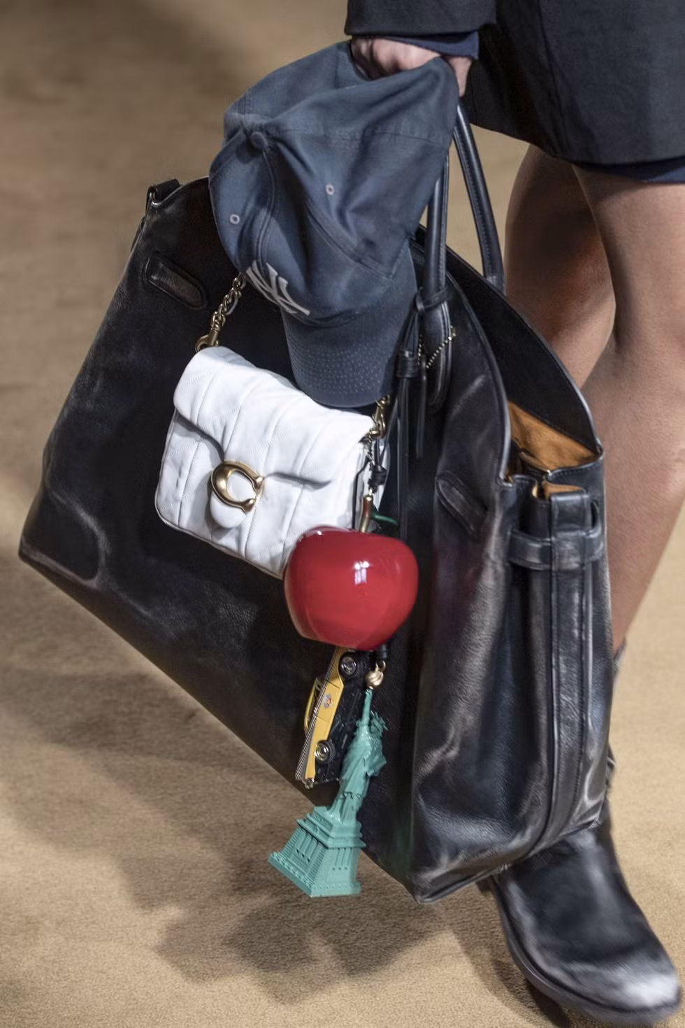 Những chiếc túi này mang ý nghĩa xóa bỏ sự cứng nhắc, rập khuôn.