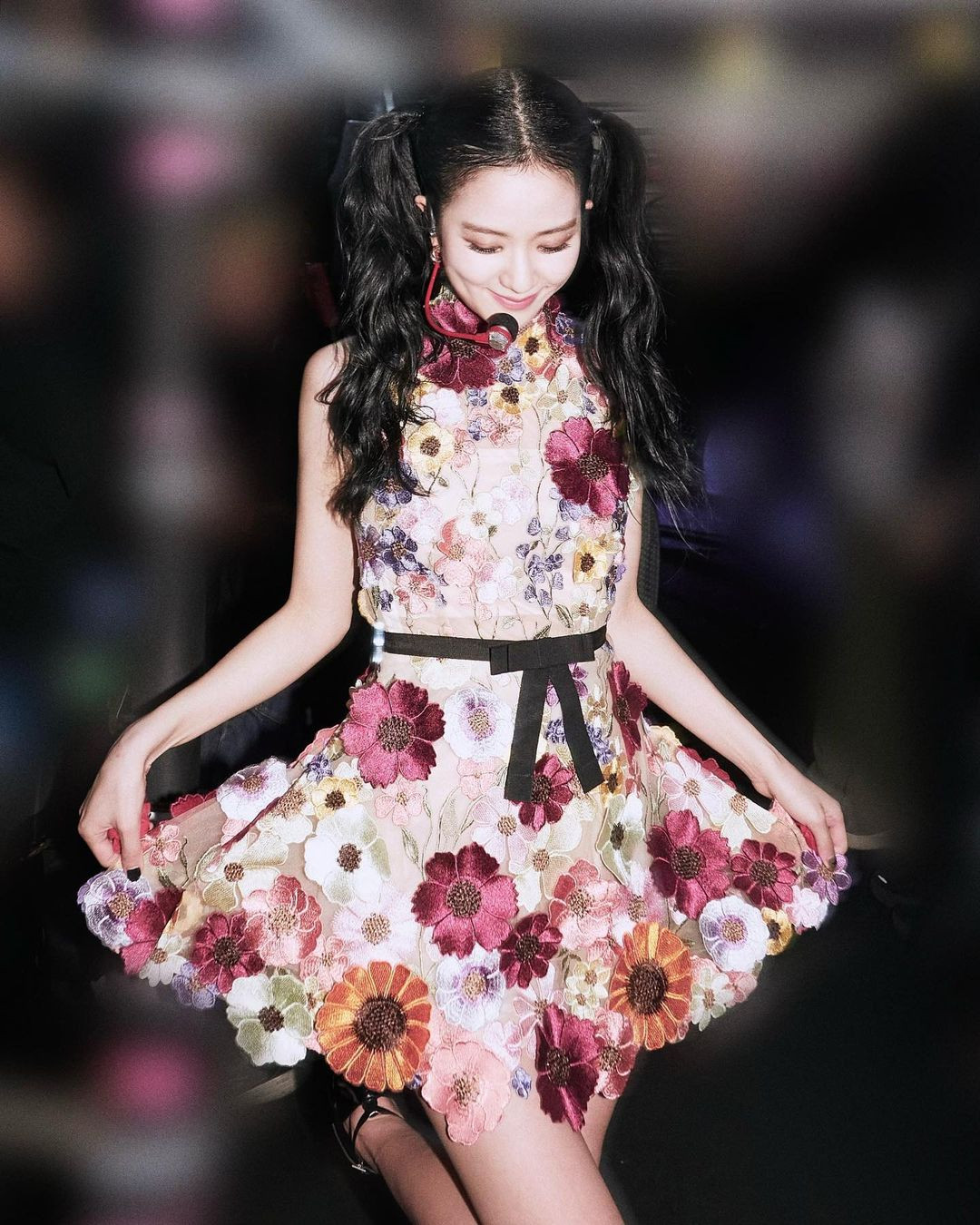 Jisoo thu hút mọi ánh nhìn trong chiếc váy hoa tại tour diễn Born Pink ở Bangkok. Jisoo thu hút mọi ánh nhìn trong chiếc váy hoa tại tour diễn Born Pink ở Bangkok.