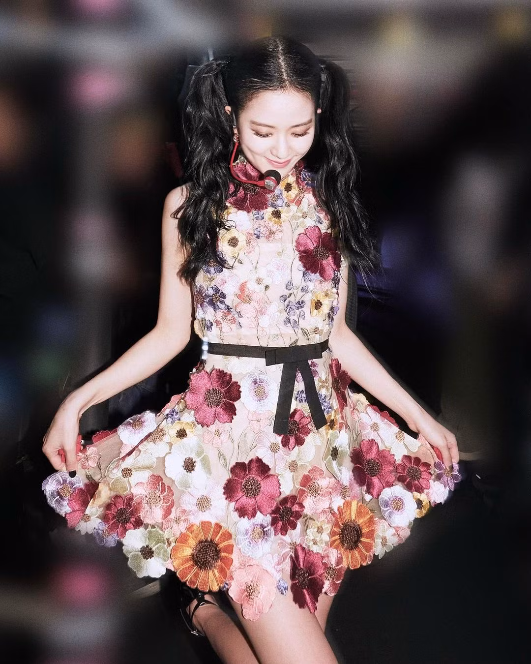 Jisoo thu hút mọi ánh nhìn trong chiếc váy hoa tại tour diễn Born Pink ở Bangkok.