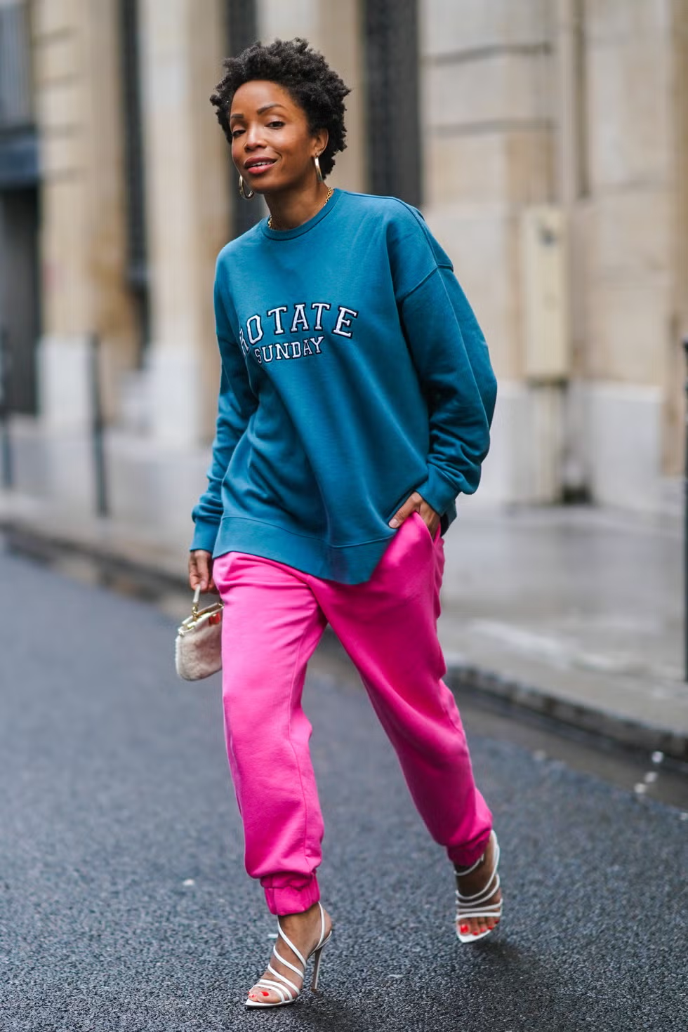 Áo nỉ có logo sẽ mãi mãi thịnh hành. Hãy mặc nó cùng chiếc quần sweat pants hoặc quần thể thao jogger. Áo nỉ có logo sẽ mãi mãi thịnh hành. Hãy mặc nó cùng chiếc quần sweat pants hoặc quần thể thao jogger.