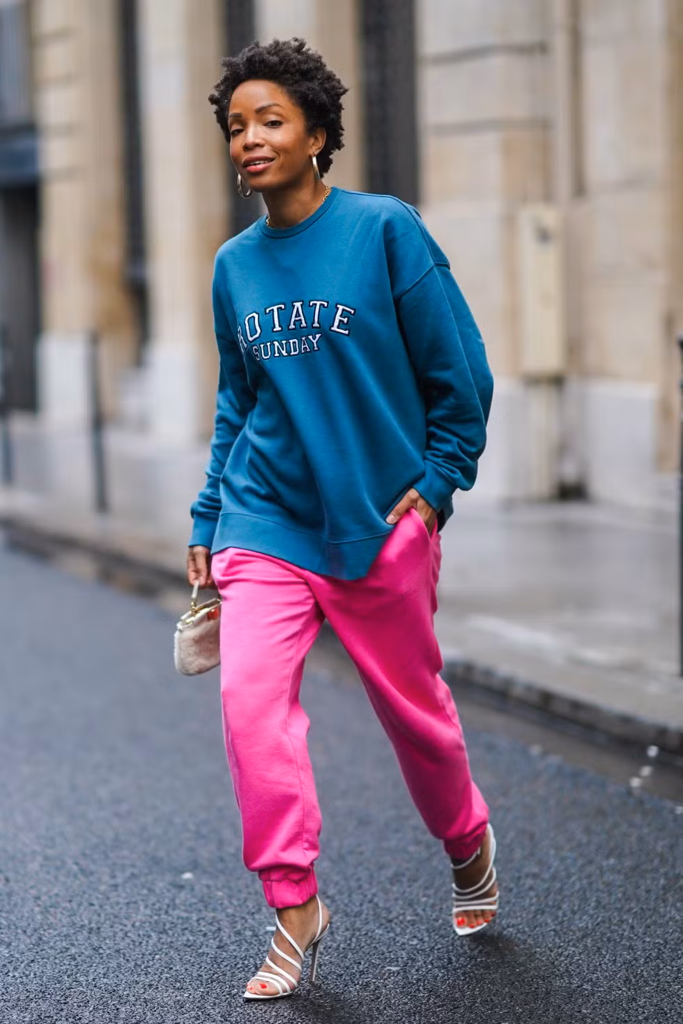 Áo nỉ có logo sẽ mãi mãi thịnh hành. Hãy mặc nó cùng chiếc quần sweat pants hoặc quần thể thao jogger.